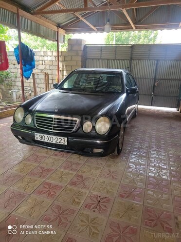 Mercedes E 240-1