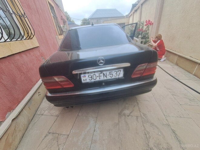 Mercedes E 240-4