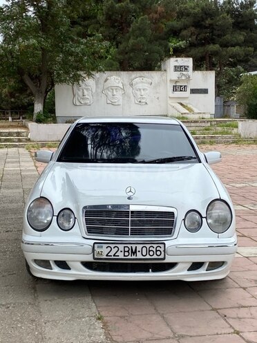 Mercedes E 290-1