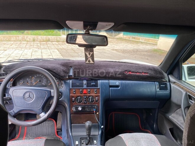 Mercedes E 290-11