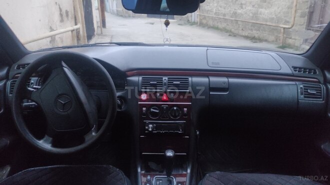 Mercedes E 240-6