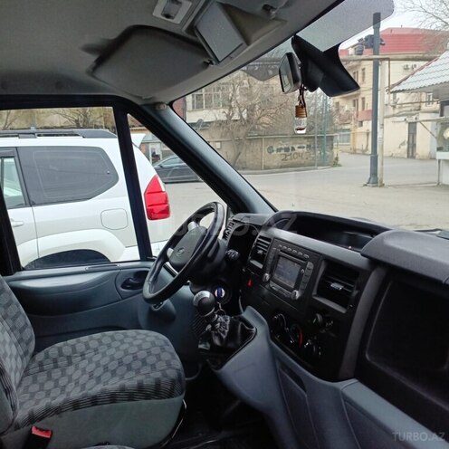 Ford Transit-13