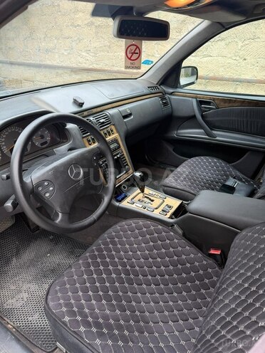Mercedes E 270-7