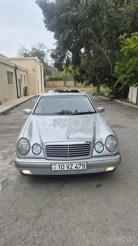 Mercedes E 240-1