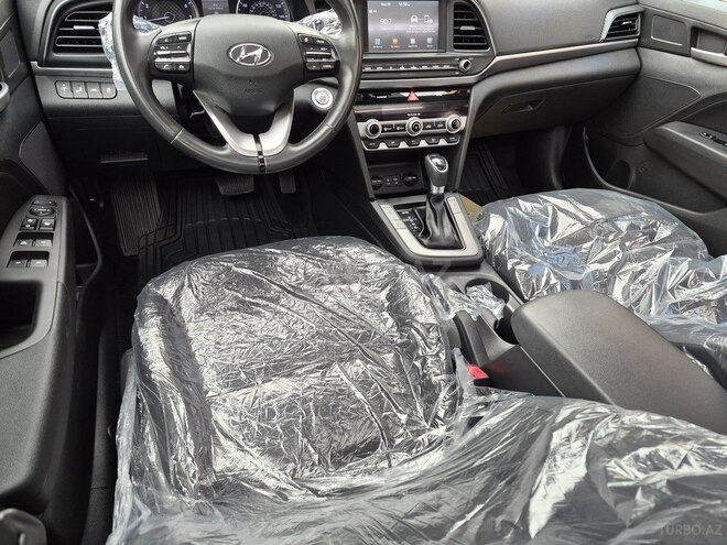 Hyundai Elantra-12