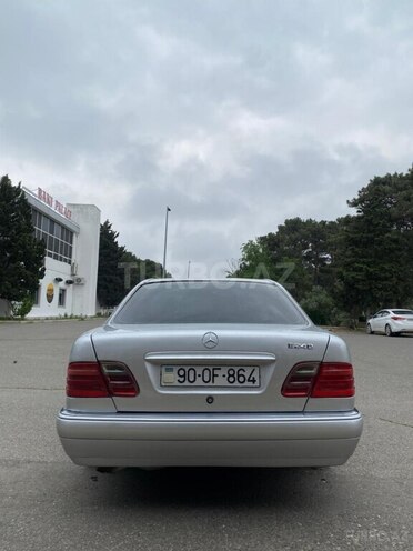 Mercedes E 240-4