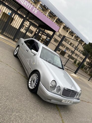 Mercedes E 240-1