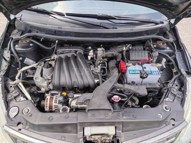 Nissan Tiida-5