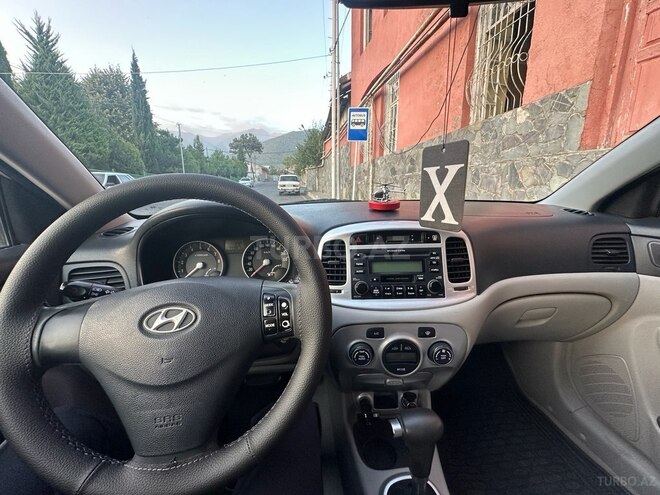 Hyundai Accent-2