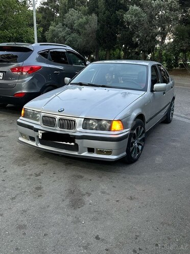 BMW 320-1