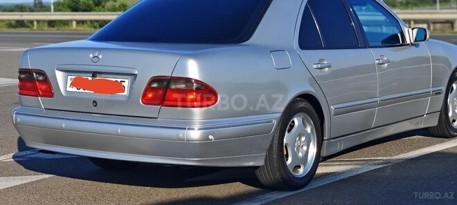 Mercedes E 240-4