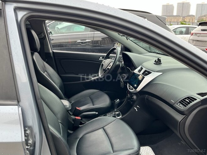 Hyundai Accent-12