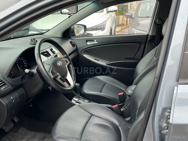 Hyundai Accent-11