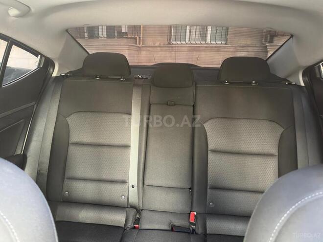 Hyundai Elantra-9