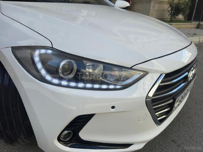 Hyundai Elantra-12