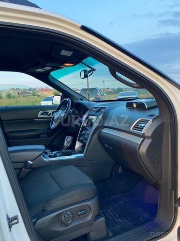 Ford Explorer-11