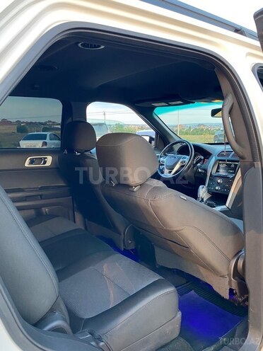 Ford Explorer-12
