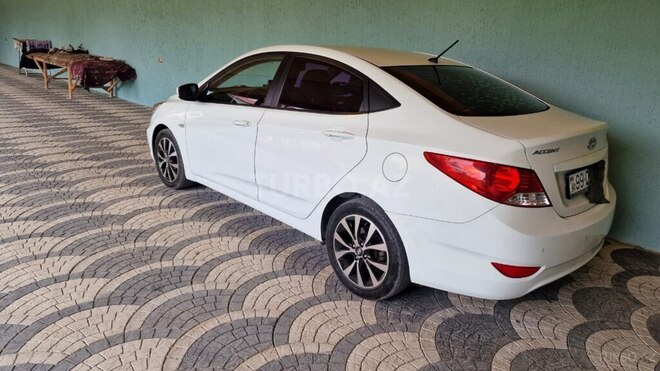 Hyundai Accent-2