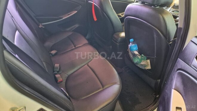 Hyundai Accent-7