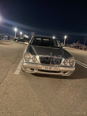 Mercedes E 200-11