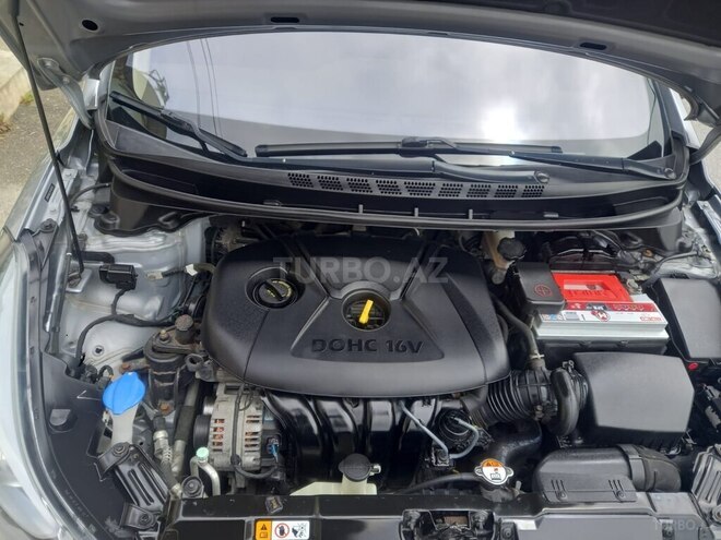 Hyundai Elantra-8