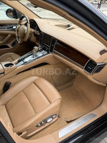 Porsche Panamera 4S-6