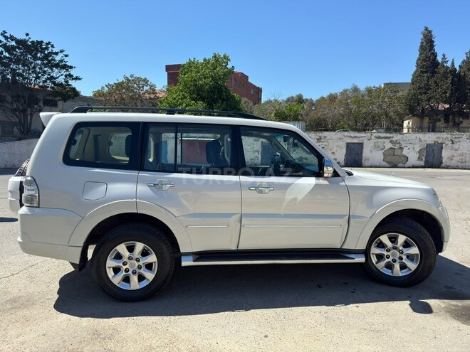 Mitsubishi Pajero-5