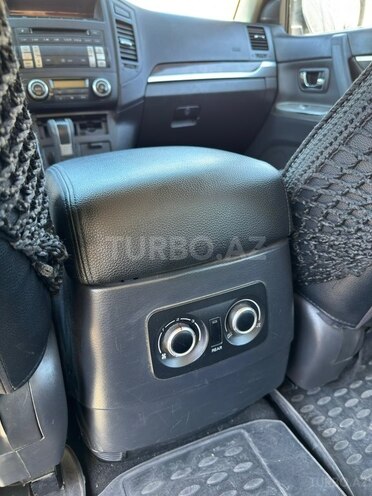 Mitsubishi Pajero-8