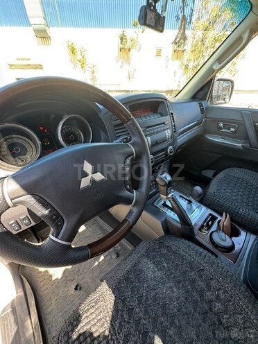 Mitsubishi Pajero-9