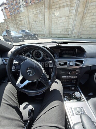 Mercedes E 220-11