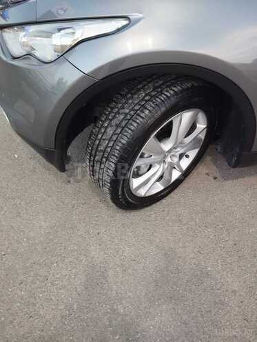 Infiniti QX70-3