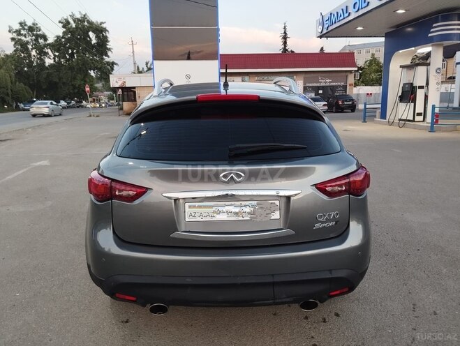Infiniti QX70-8