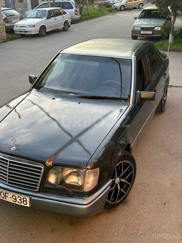 Mercedes 220 E-2