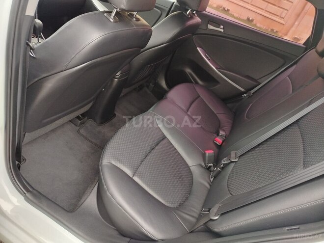 Hyundai Accent-12