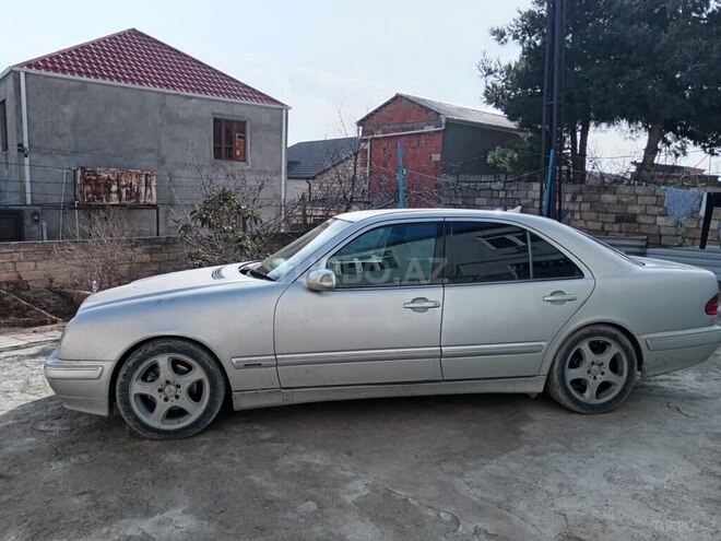 Mercedes E 240-4