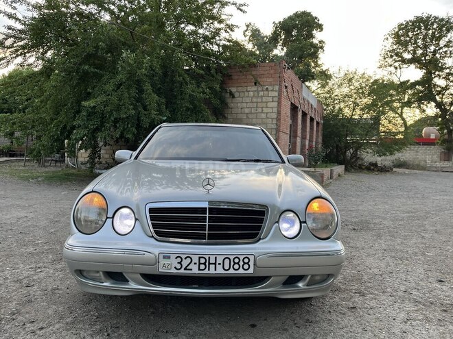 Mercedes E 270-1