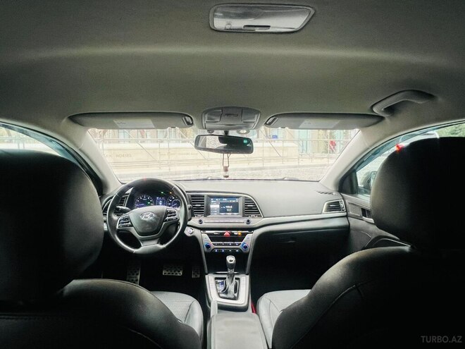 Hyundai Elantra-12