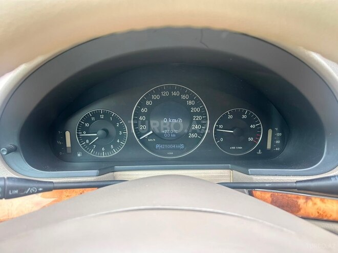 Mercedes E 220-21