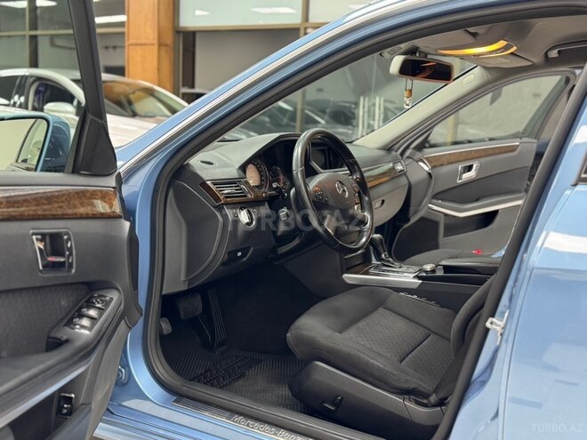 Mercedes E 220-21