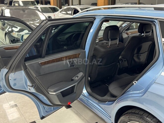 Mercedes E 220-23