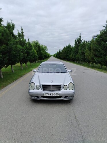 Mercedes E 220-1