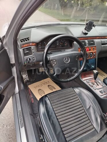 Mercedes E 220-10