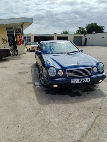 Mercedes E 220-11