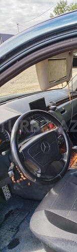 Mercedes E 220-21