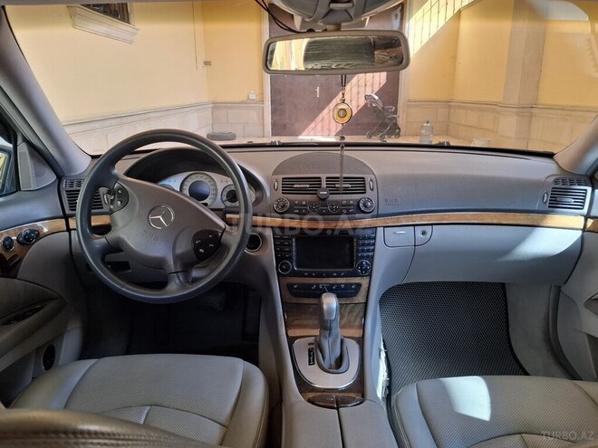 Mercedes E 240-11