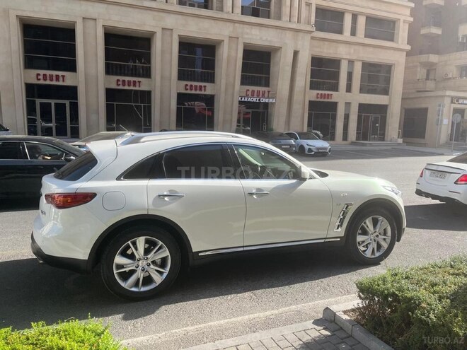 Infiniti QX70-2