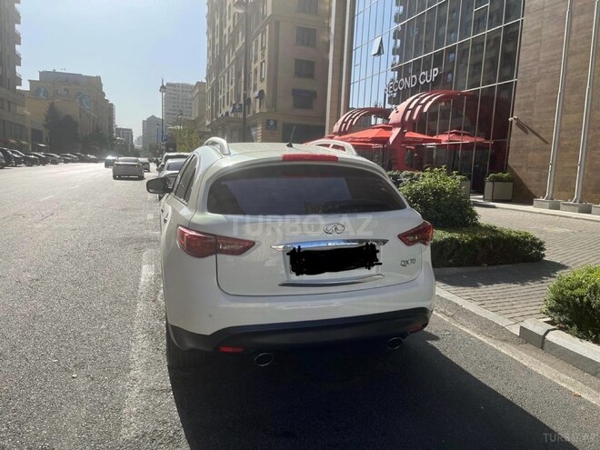 Infiniti QX70-3