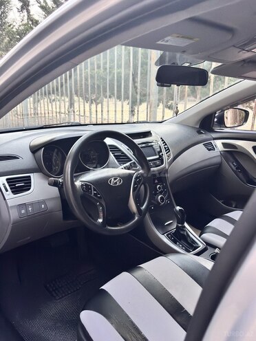 Hyundai Elantra-4