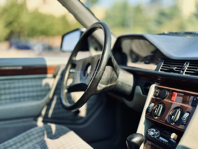 Mercedes 200 D-14