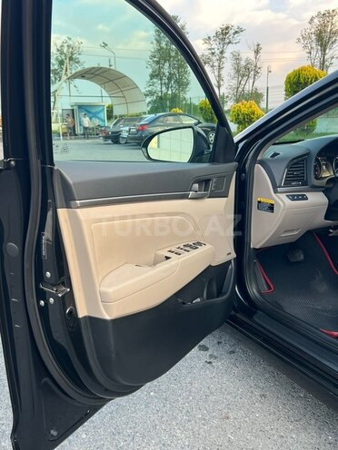 Hyundai Elantra-12